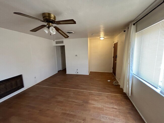 Building Photo - Spacious 4 bedroom, 2 bathroom home locate...