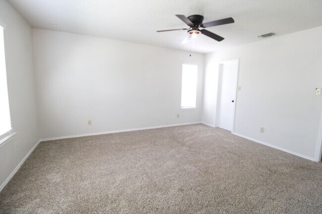 Building Photo - 933 Schertz Pkwy