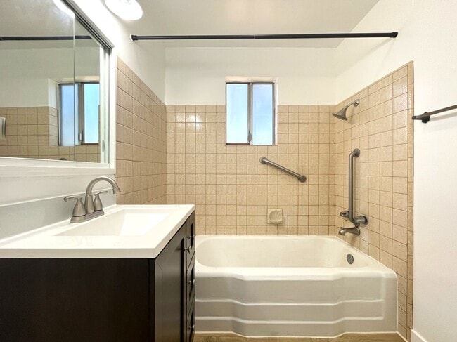 Building Photo - 3 bed, 2 bath located in Riverside!