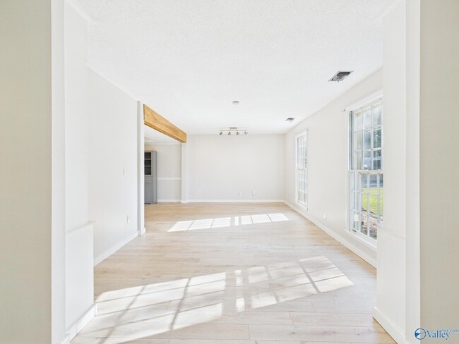 Building Photo - 2521 Lancelot Dr SE