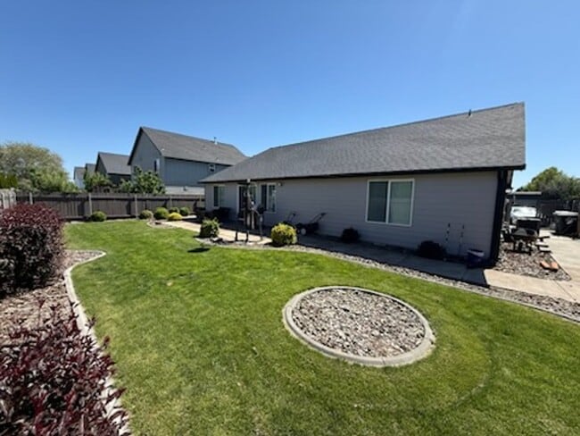 Building Photo - Single Story Home in Quiet Family Friendly Neighborhood