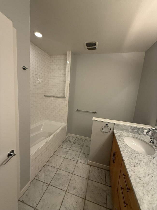 Building Photo - "Spacious 3-Bedroom Townhouse Retreat in Vibrant Denver with 2.5 Baths – 2047 Sq Ft of Modern Liv...