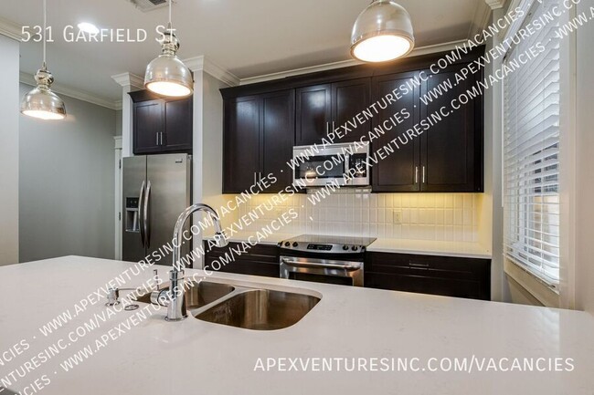 Building Photo - 531 Garfield St