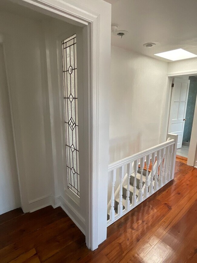 Building Photo - 624 Catharine Street