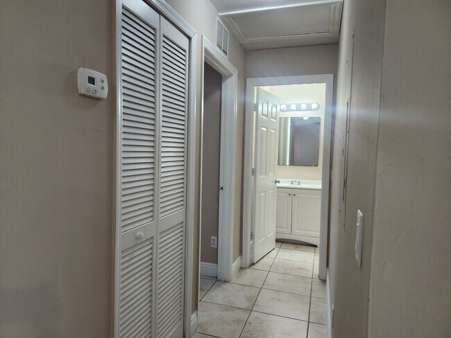 Building Photo - 217-219 Hightower Ave S