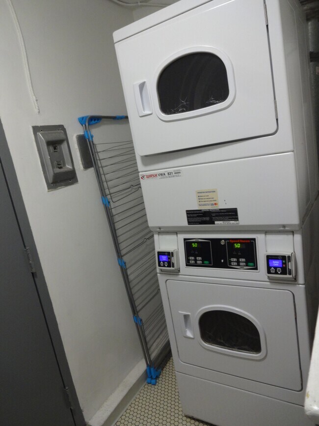 Community laundry room - 1010 Palm Ave