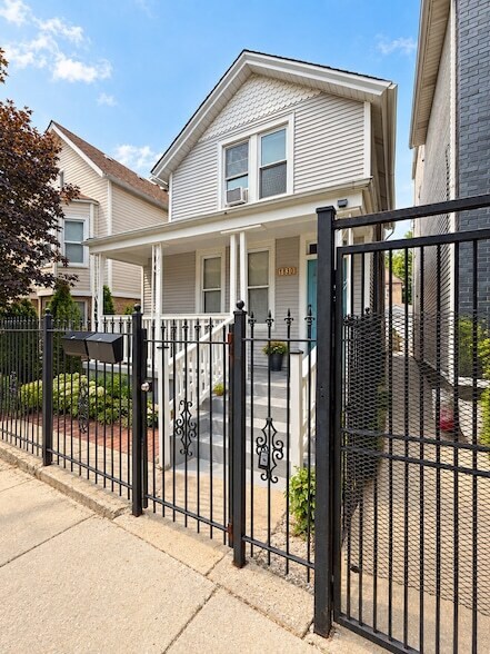 Building Photo - 1830 N Mozart St