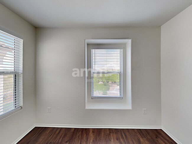 Building Photo - 562 W Paseo Celestial