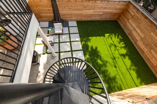 Building Photo - 1312 Crocker St