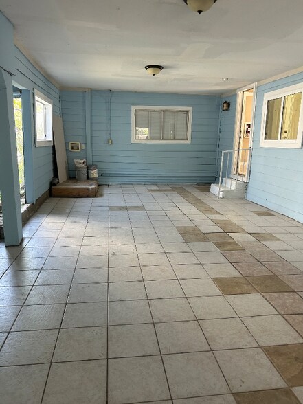 Building Photo - 904 E Hedrick St