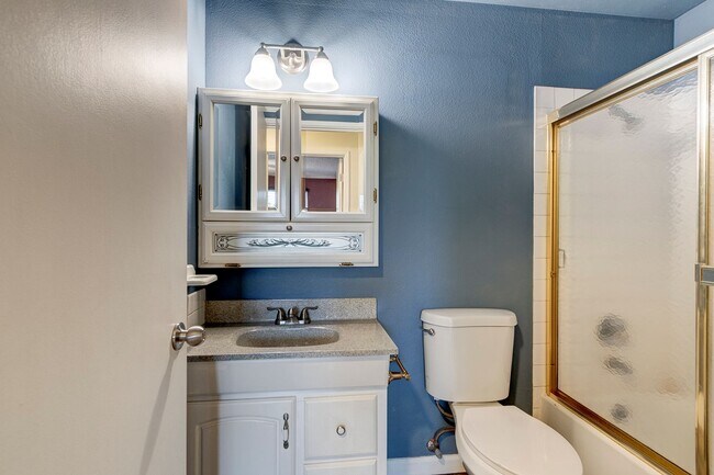 Building Photo - Welcome to this 3 Bed 2 Bath Home Close To...