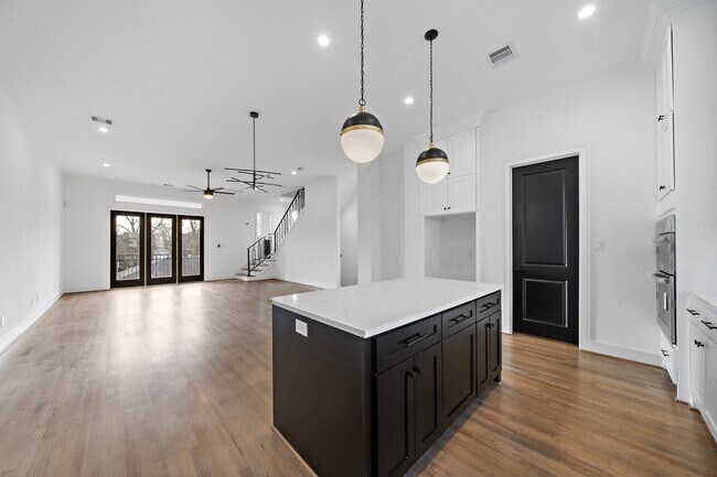 Building Photo - 1005 E 28th St