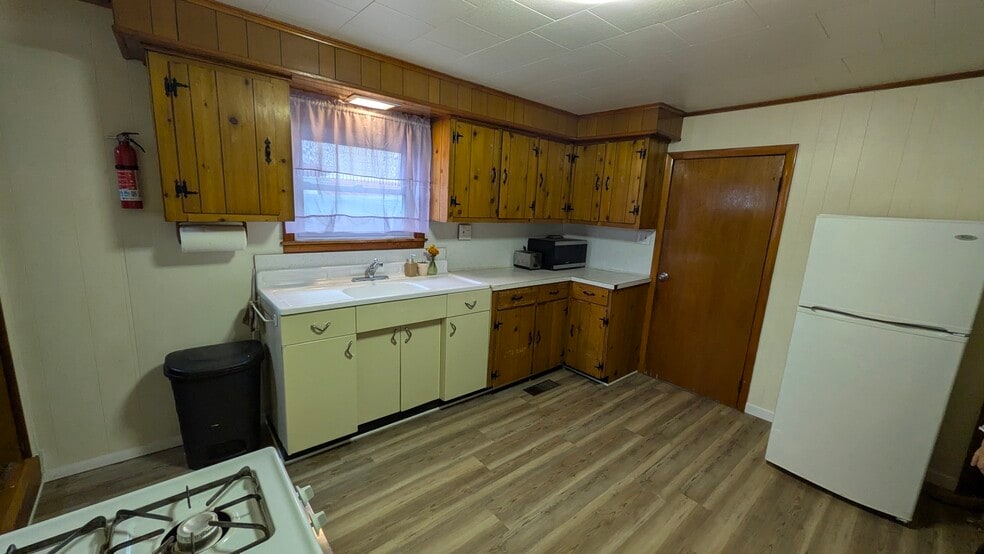 Primary Photo - 1108 Charles St