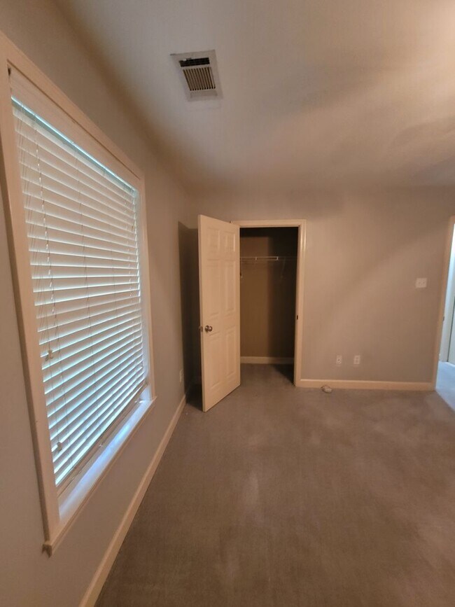 Building Photo - Home in Benton