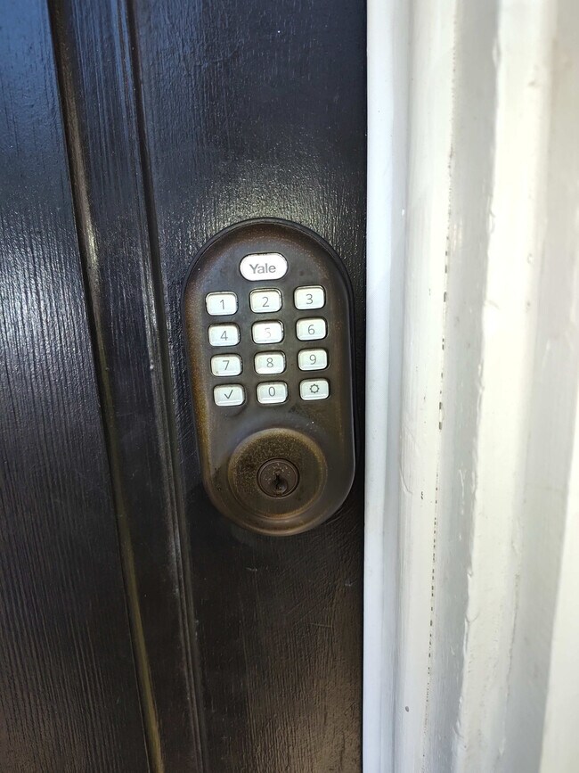 Building Photo - 3912 Crestview Dr