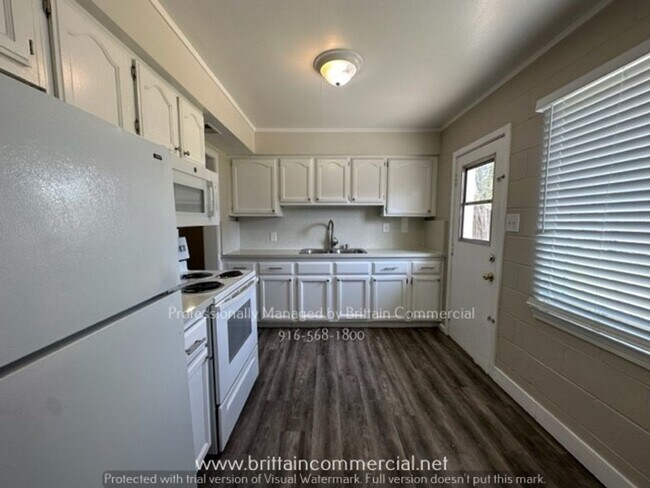 Building Photo - AVAILABLE NOW!! Charming, Spacious Single ...