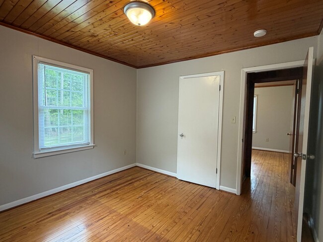 Building Photo - 646 Mill Creek Rd
