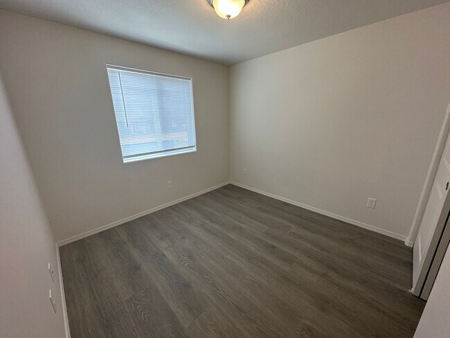 Building Photo - MIDTOWN 2 Bdrm Cottage, 1 bath, Air Conditioning, Laundry Room, Large Covered Patio, Off Street P...