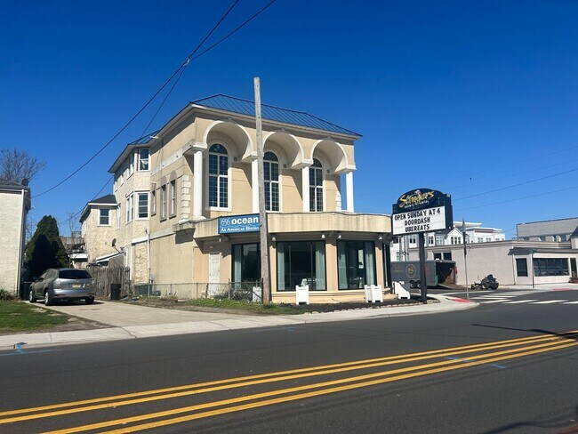 Building Photo - Large 5 Bedroom Single Family House Available in Long Branch!