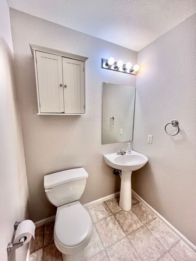 Building Photo - NEW CARPET & PAINT! Beautiful 3 Bedroom 2 ...