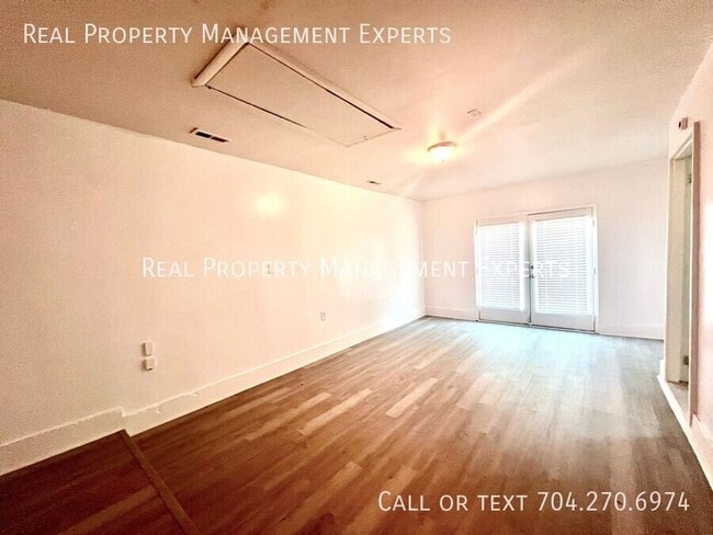 Building Photo - 723 Cricketwood Ln