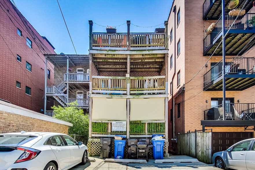 Building Photo - 900 W Roscoe St