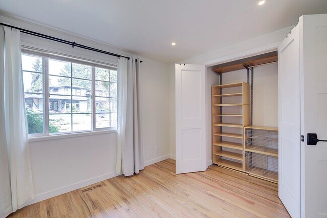 Building Photo - 3Bd/1.75Ba Bellevue House