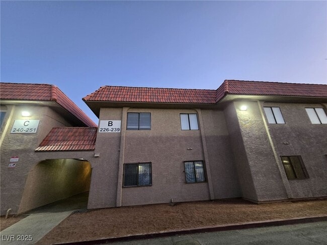 Building Photo - 4300 N Lamont St