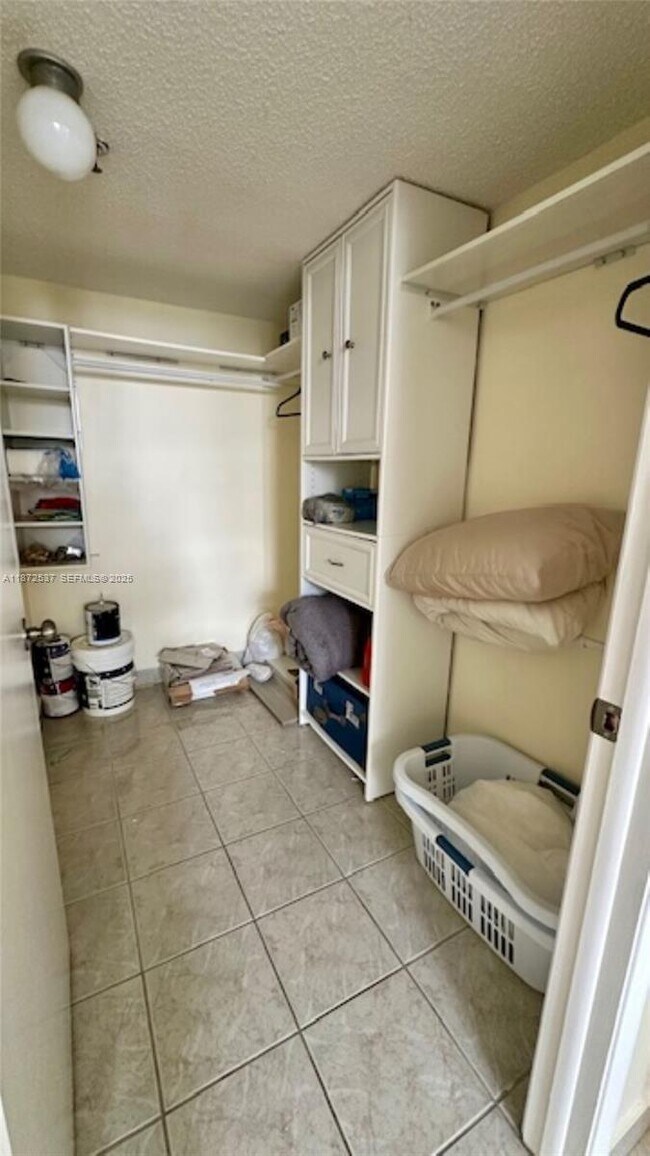 Building Photo - 1623 Collins Ave