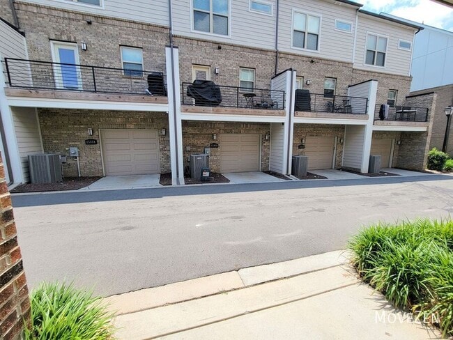 Building Photo - 15041 New Amsterdam Ln