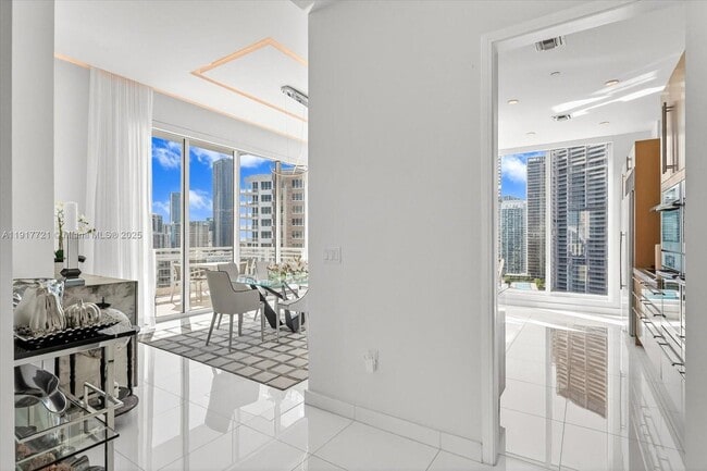Building Photo - 900 Brickell Key Blvd