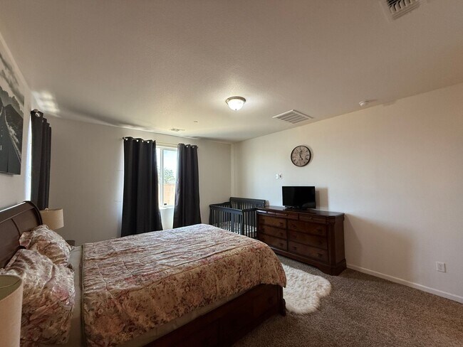 Building Photo - Must See! Fully furnished 3 bedroom, 2 bat...