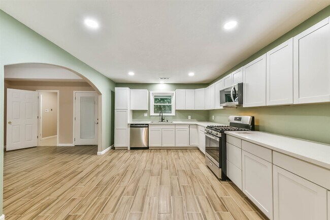 Building Photo - 605 Kings Ct