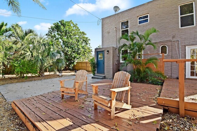 Building Photo - 310 Columbia Dr