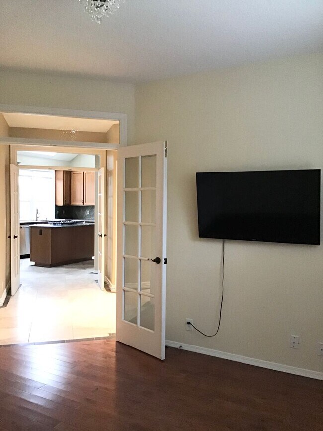 Building Photo - For Rent - Exceptional Murrayhill Location...
