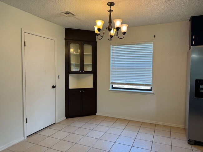 Building Photo - 4718 SE 47th- AVAILABLE NOW!