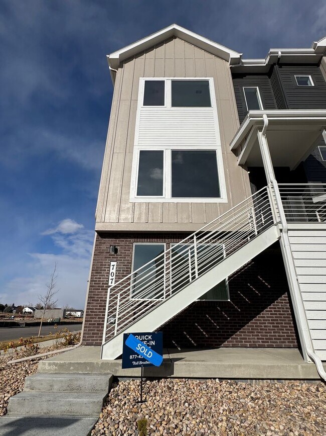 Building Photo - 707 Saddle Dr