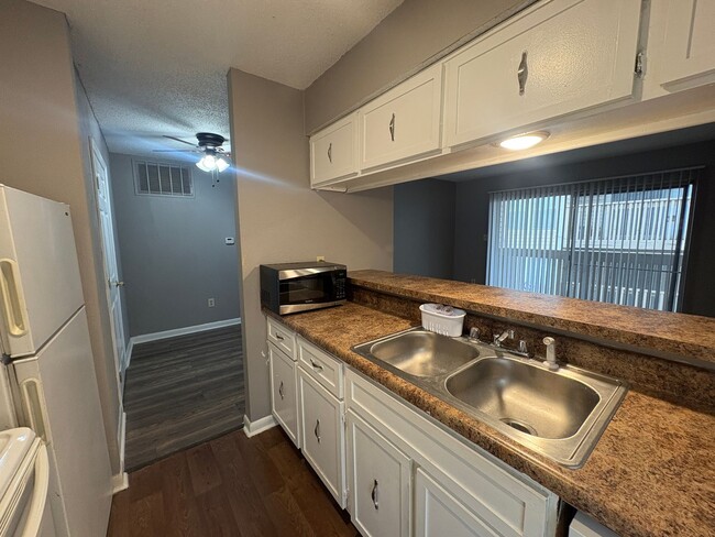 Building Photo - 2BD/2BA Condo in Whispering Oaks.