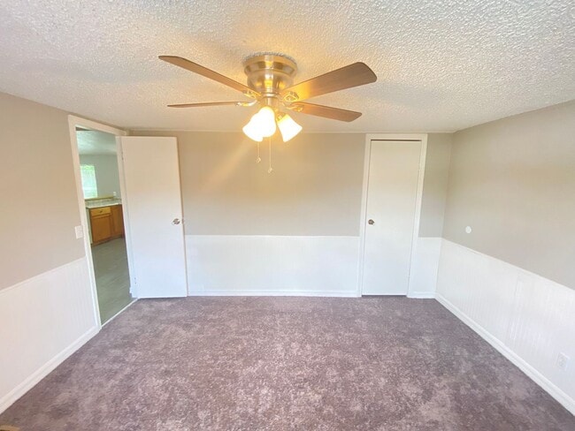 Building Photo - Charming 3-Bedroom, 2-Bath Home with Fenced Yard !