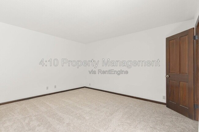 Building Photo - 2063 E Aspen Dr