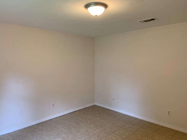 Building Photo - 2924 Holly Dr