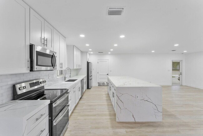 Building Photo - 808 NE 72nd St