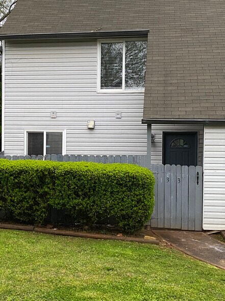Building Photo - 303 Country Club Dr