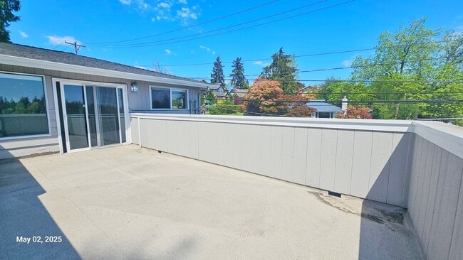 Building Photo - 3 Bed, 2 Bath Apartment Newly Remodel in P...