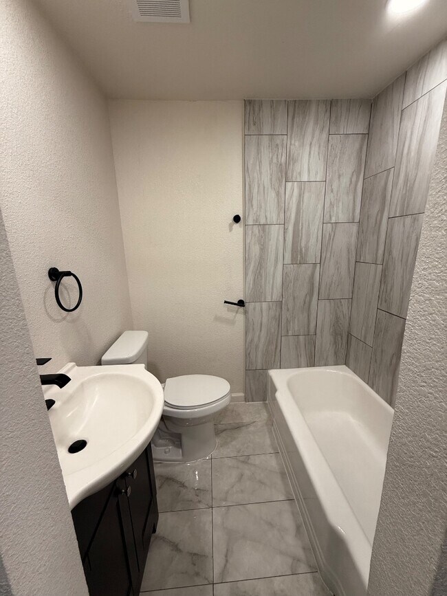 Building Photo - 4200 Gram Ln