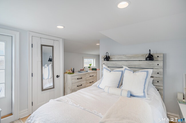 Building Photo - 1140 Fairfield Beach Rd