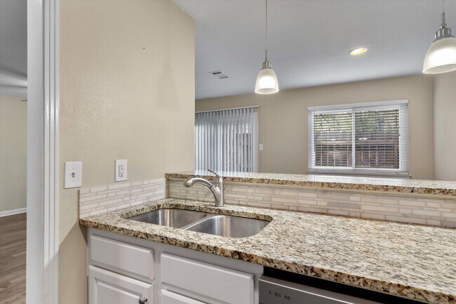 Building Photo - 6810 Deatonhill Dr