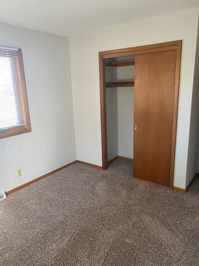 Building Photo - 2325-2327 Victoria Dr SW