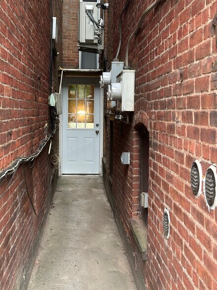 Building Photo - 552 Congress St