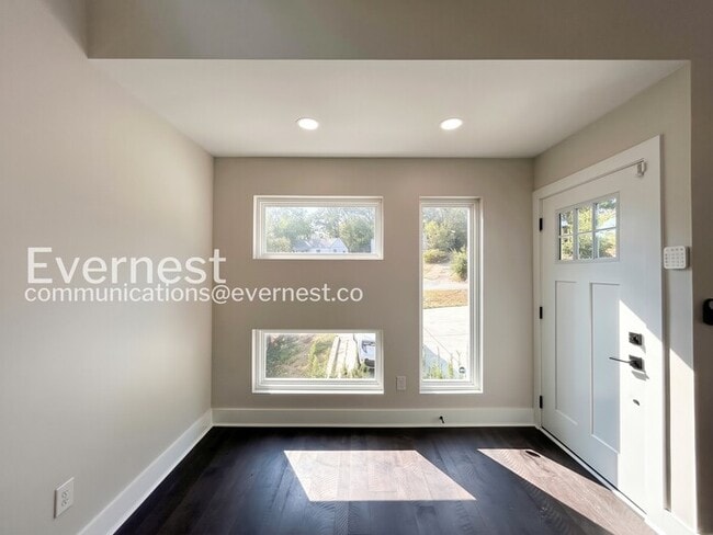 Building Photo - 2 Bed/1 Bath Home with Fenced Yard / Available Now!